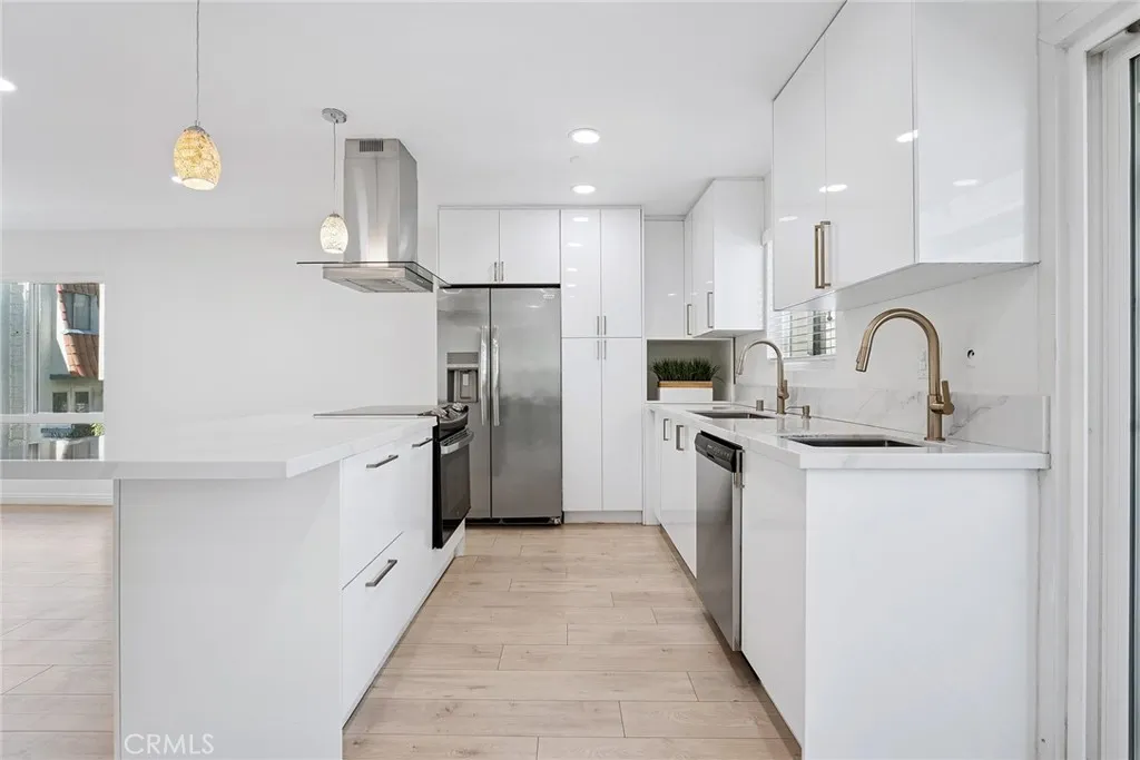 5330 Zelzah Avenue 7, Encino, California 91316 home-pic-9